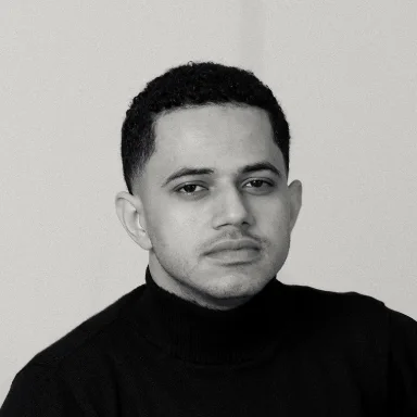 Retrato de Lucas Silvério, de blusa preta de gola alta